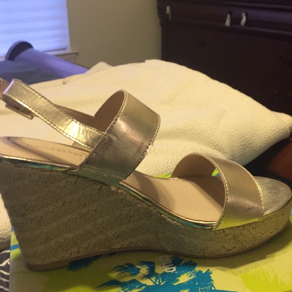 Sandal gold  and comfortable new